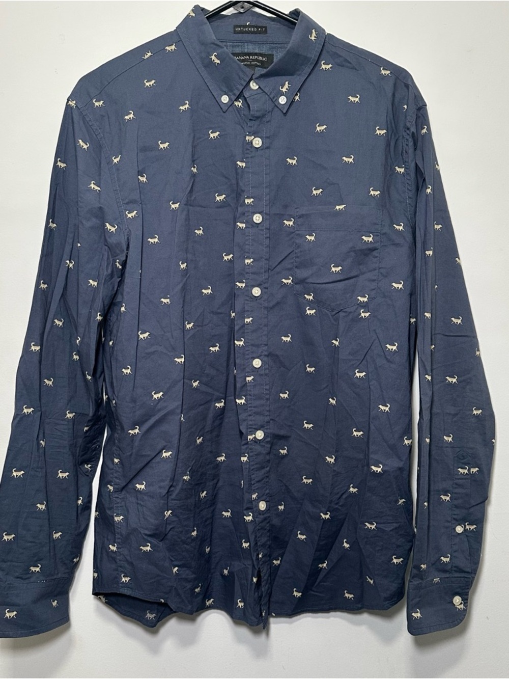 Banana Republic Untucked Novelty Wolf Print Button Up Shirt Blue Organic Cotton - Picture 2 of 16